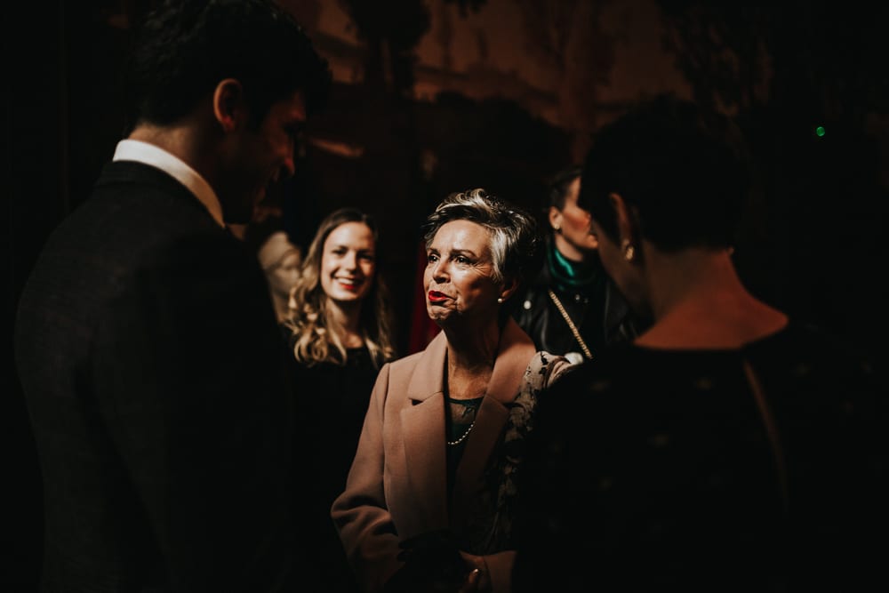 Rires et joie dans les rues de Lyon après la cérémonie civile — ANtO photographe mariage Auvergne 2022