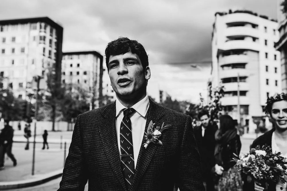 Photo de groupe dans Lyon après la cérémonie civile — mariage C & M