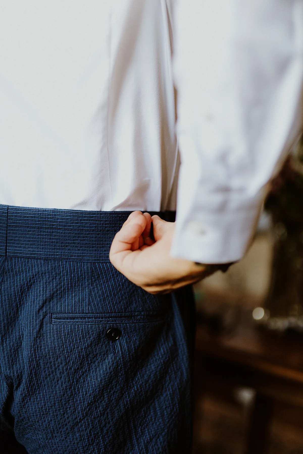 Détail de la tenue du marié avant la cérémonie