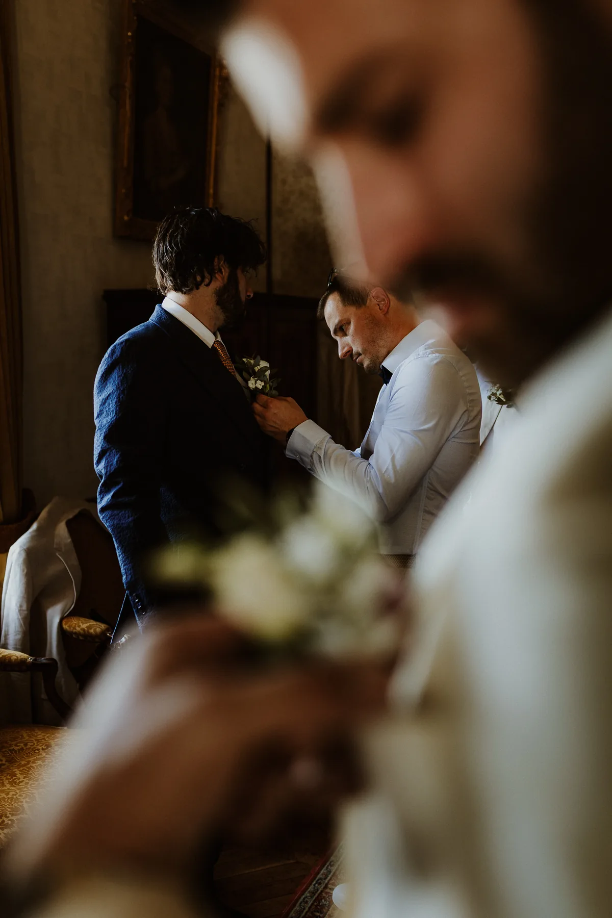 Le marié ajuste sa boutonnière