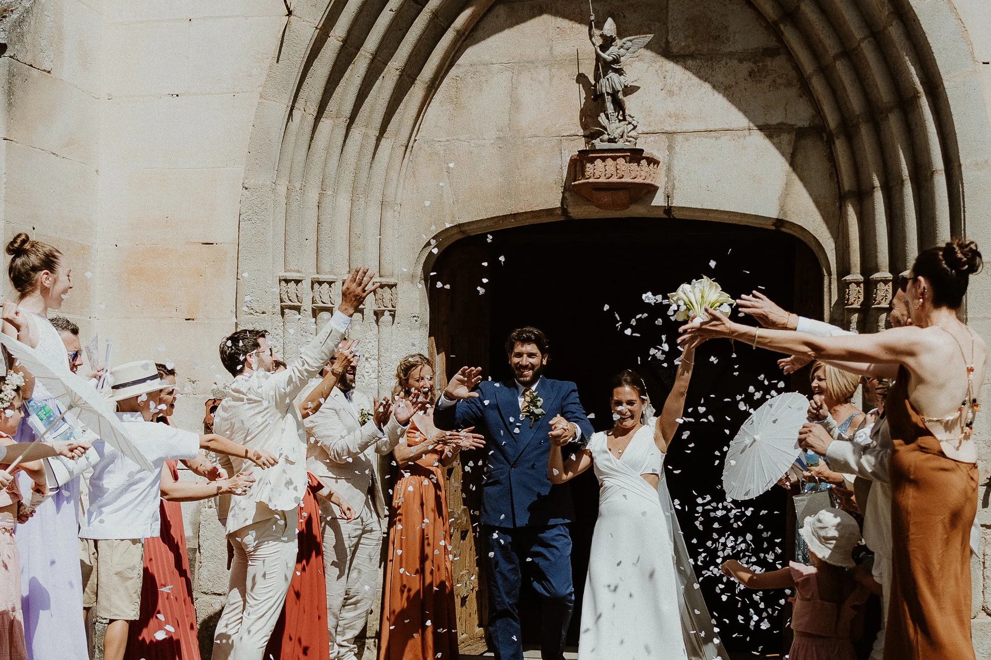 Sortie de l'église d'Escoutoux sous les confettis