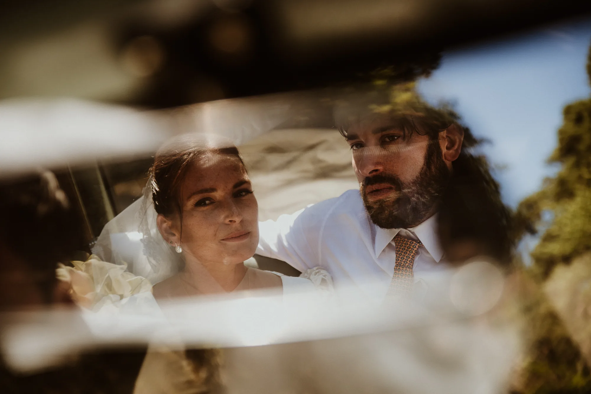 Regard des mariés à travers la vitre