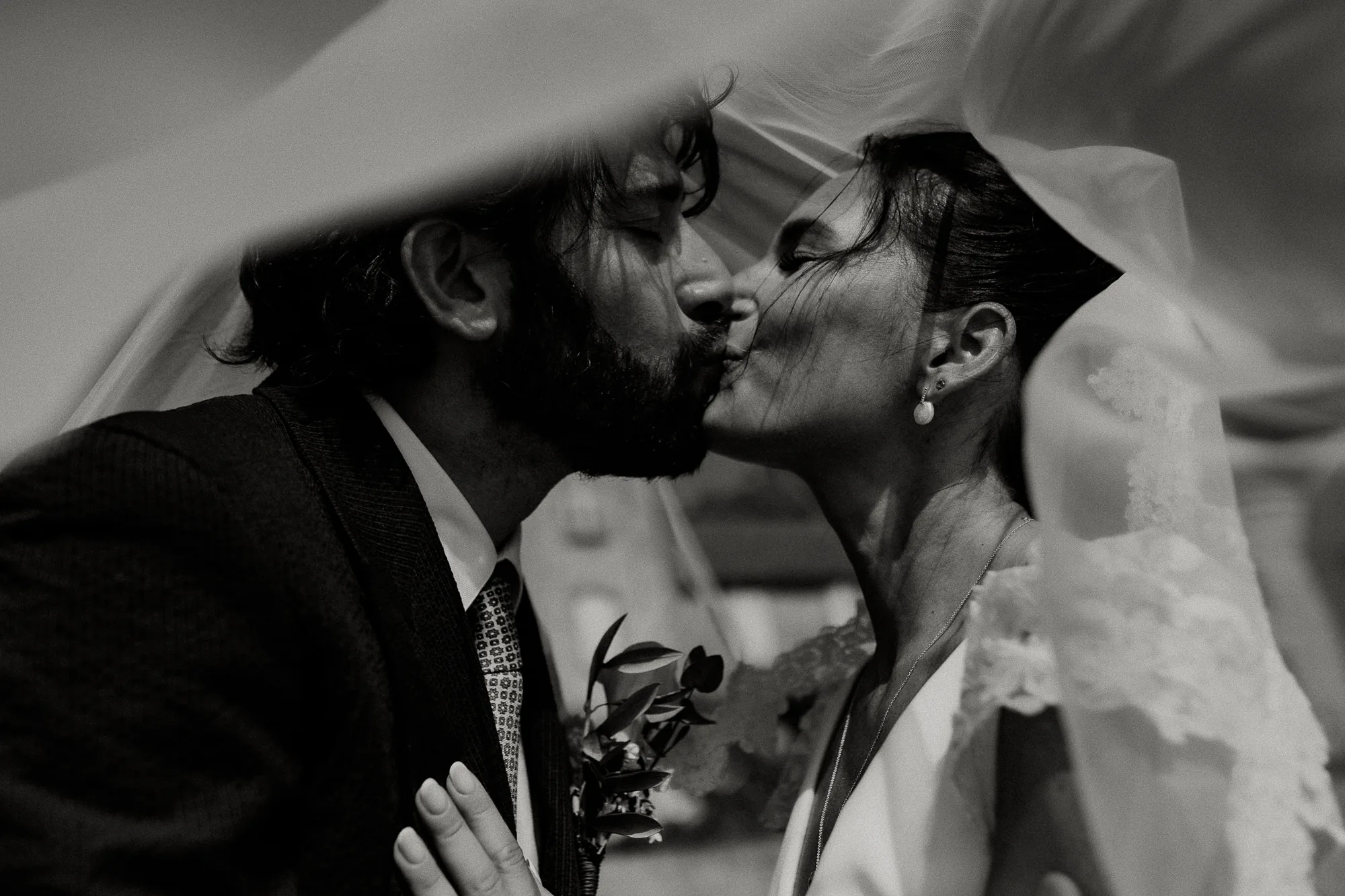 Baiser sous le voile de la mariée