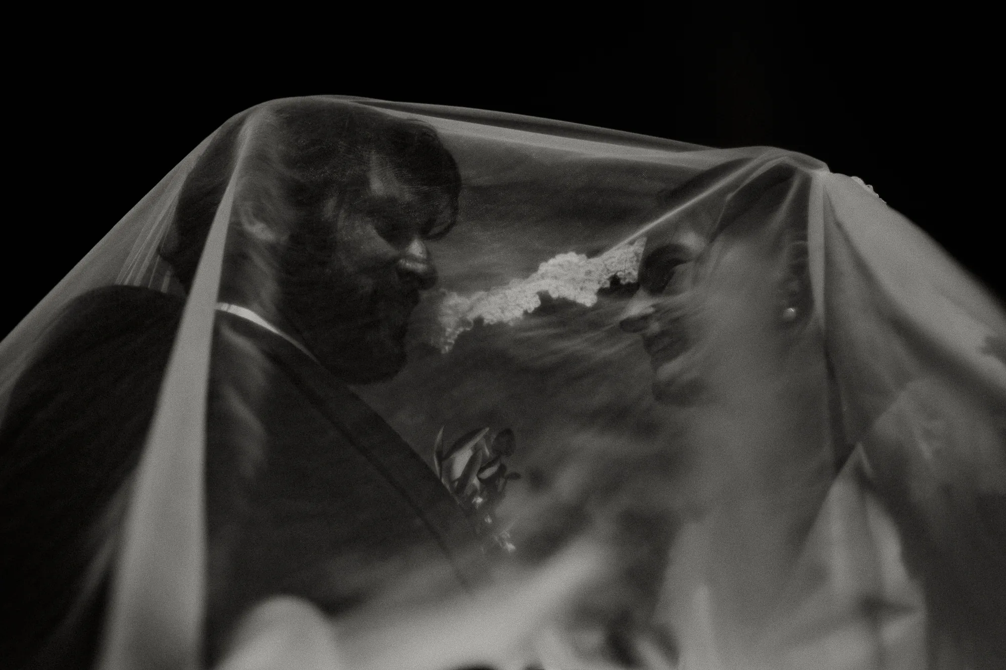 Le voile porté par le vent, noir et blanc