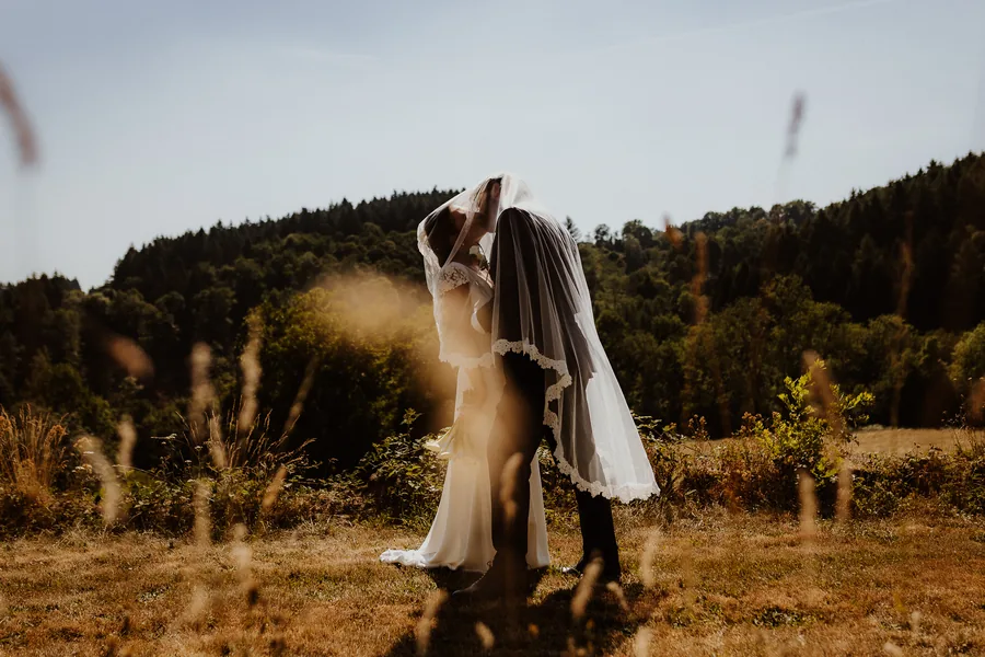 Mariés dans les champs près du Château de Vaulx — mariage à Escoutoux