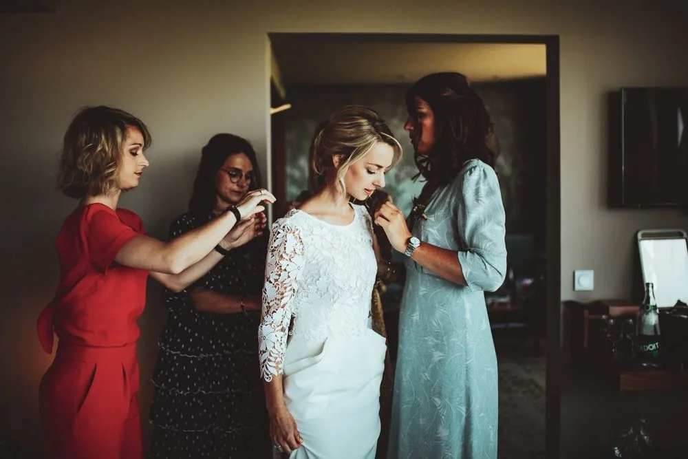 Portrait romantique des mariés dans la lumière dorée du soir, Domaine du Gouverneur Monthieux 2022