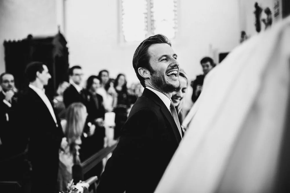Portrait en pleine lumière dorée au cocktail du mariage Golf du Gouverneur Monthieux 2022