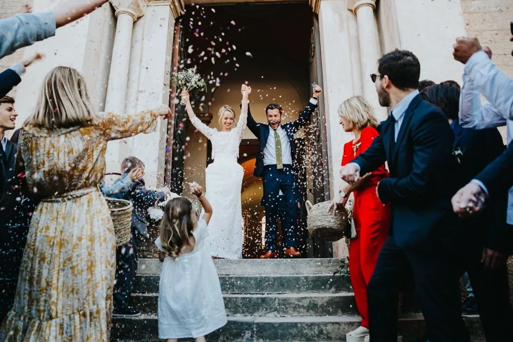 Tables dressées dans le chapiteau pour la réception du mariage Marie et Mathieu, Golf du Gouverneur 2022