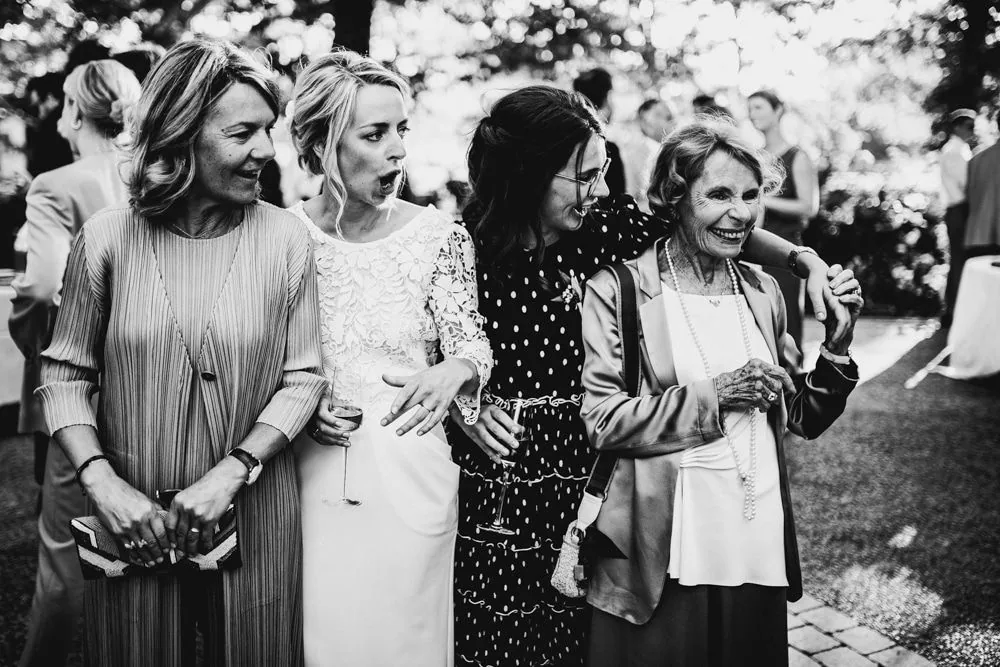 Moment de fête et de partage lors de la réception du mariage Marie Mathieu, Domaine du Gouverneur 2022