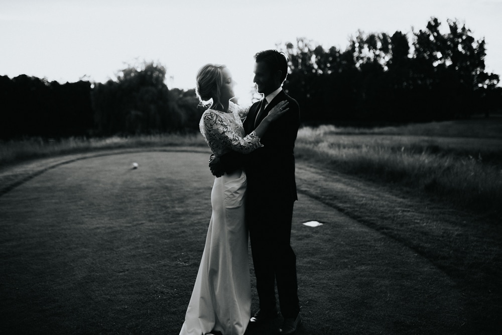Émotion en fin de nuit lors du mariage au Golf du Gouverneur Monthieux, Ain 2022 — ANtO photographe Auvergne