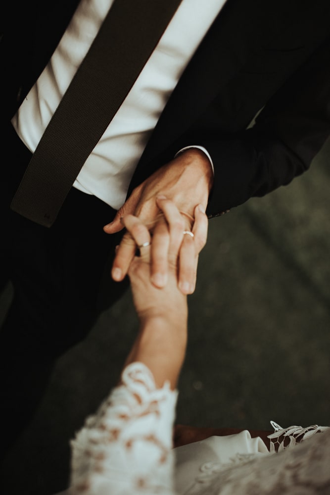 Soirée tardive sous le chapiteau du Domaine du Gouverneur lors du mariage de Marie et Mathieu 2022 — ANtO photographe Auvergne