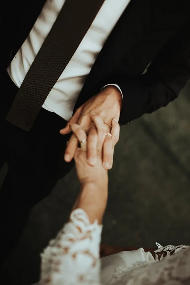 Soirée tardive sous le chapiteau du Domaine du Gouverneur lors du mariage de Marie et Mathieu 2022