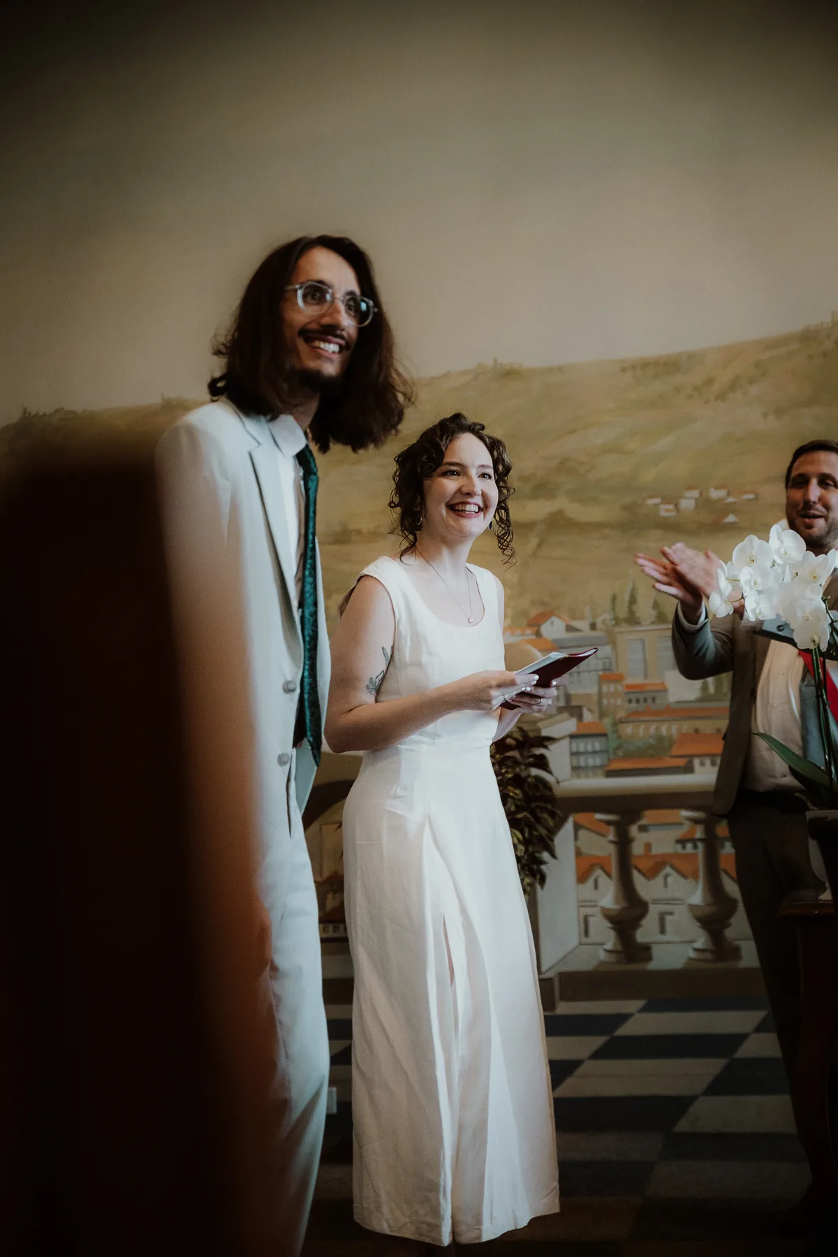 Portrait d'une mariée dans la salle de réception