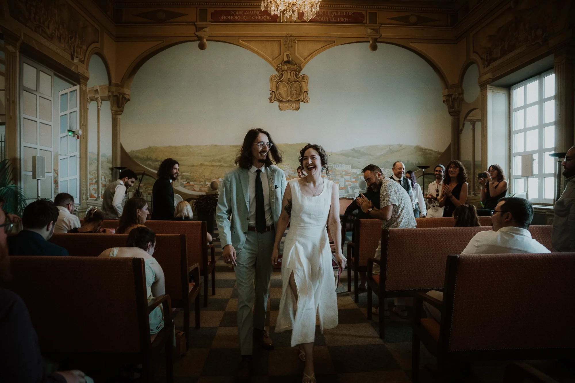 Les mariées et leurs invités dans la salle