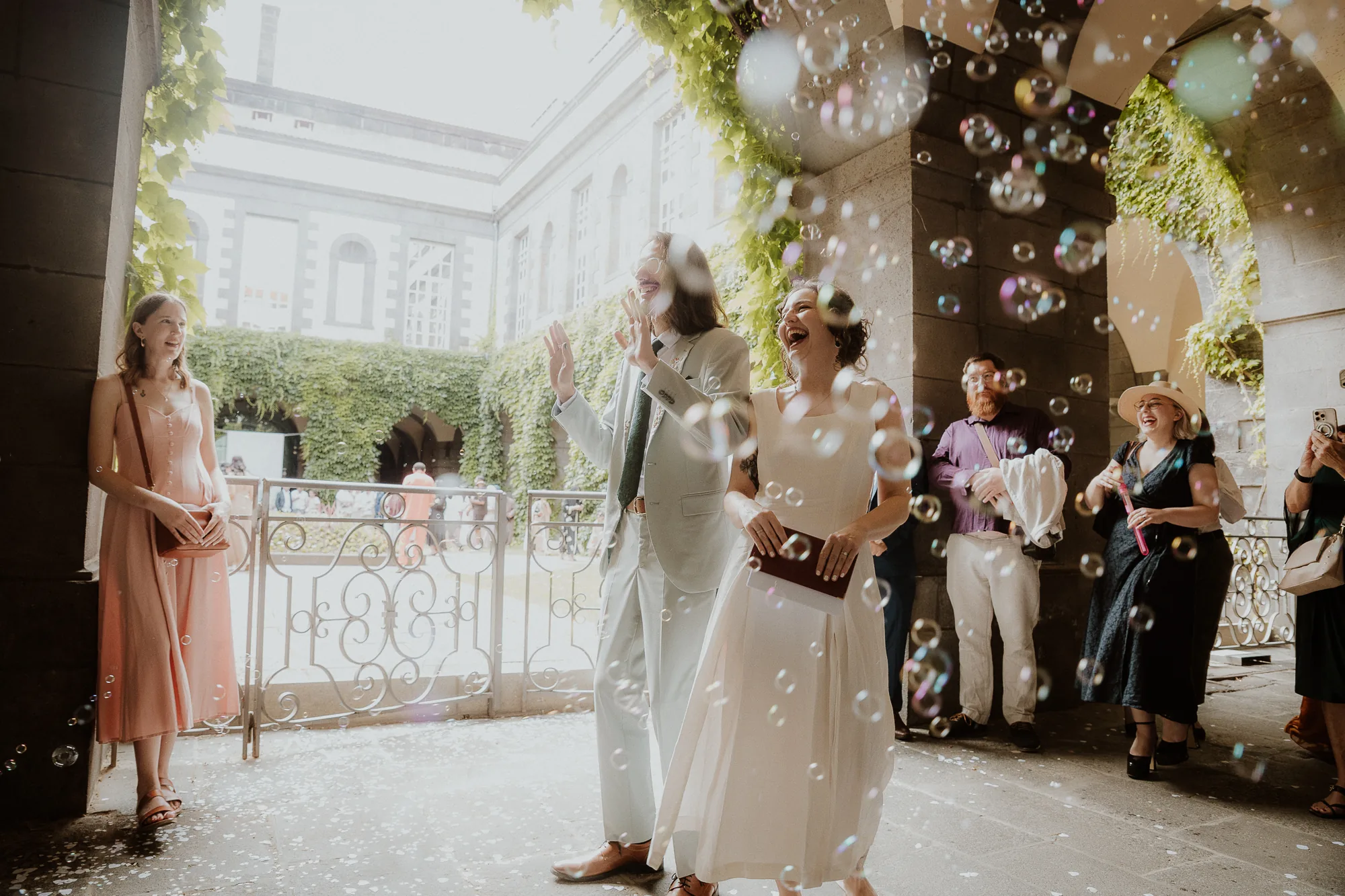 Arrivée des mariées sous l'arche fleurie du Pavillon Fani