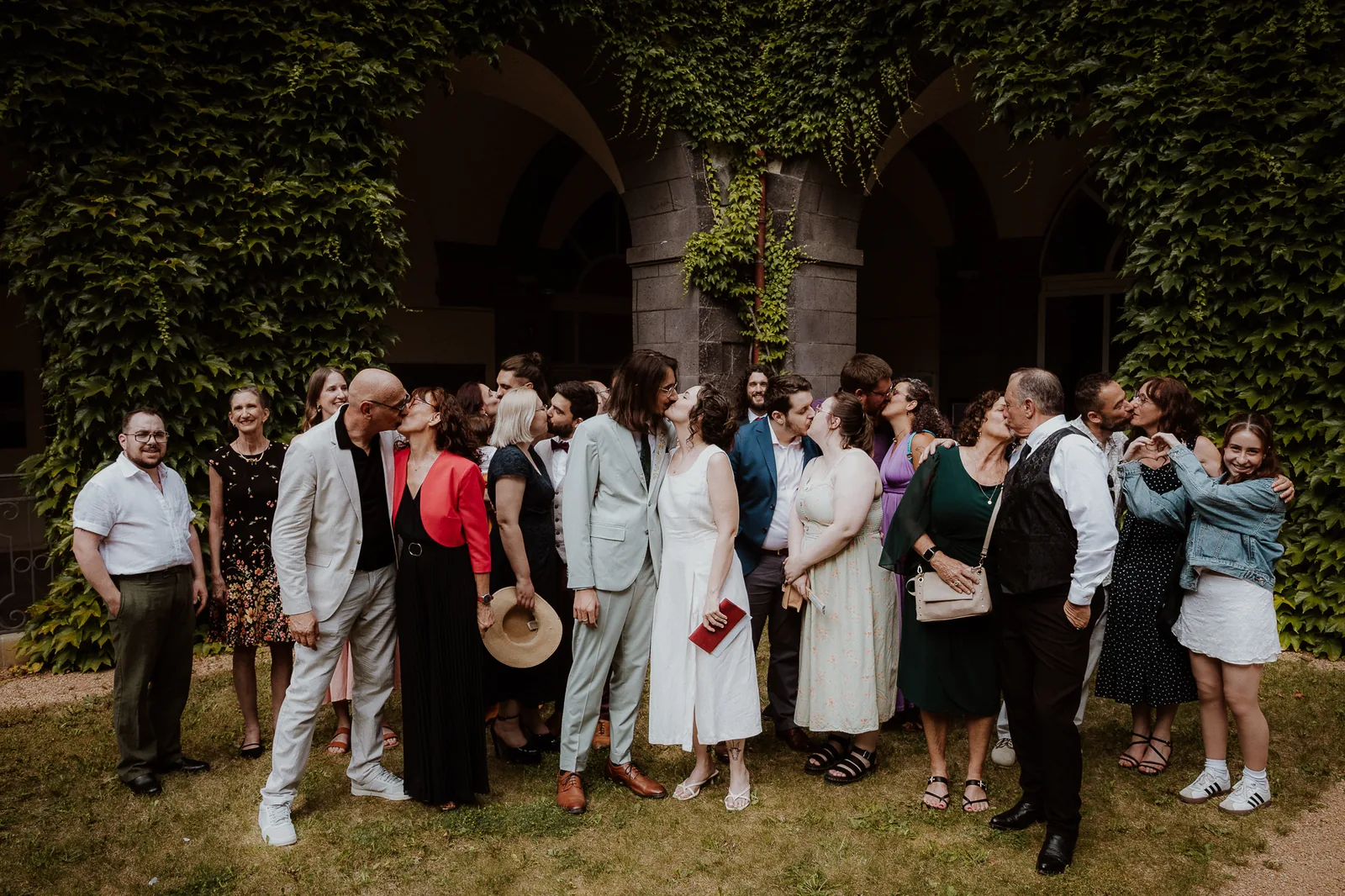 Mariage au Pavillon Fani à Thiers — les invités réunis, photographié par ANtO