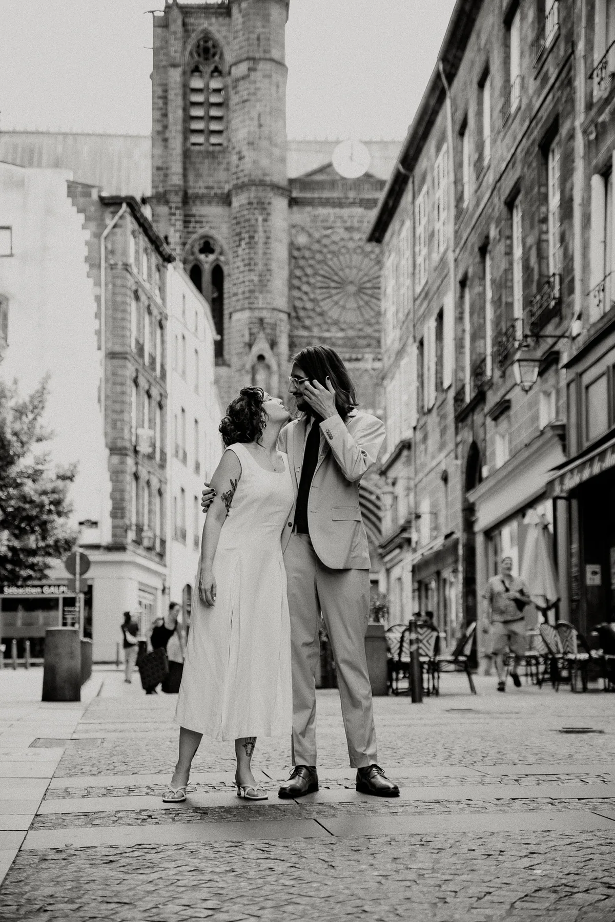 Une mariée dans les rues de Clermont-Ferrand