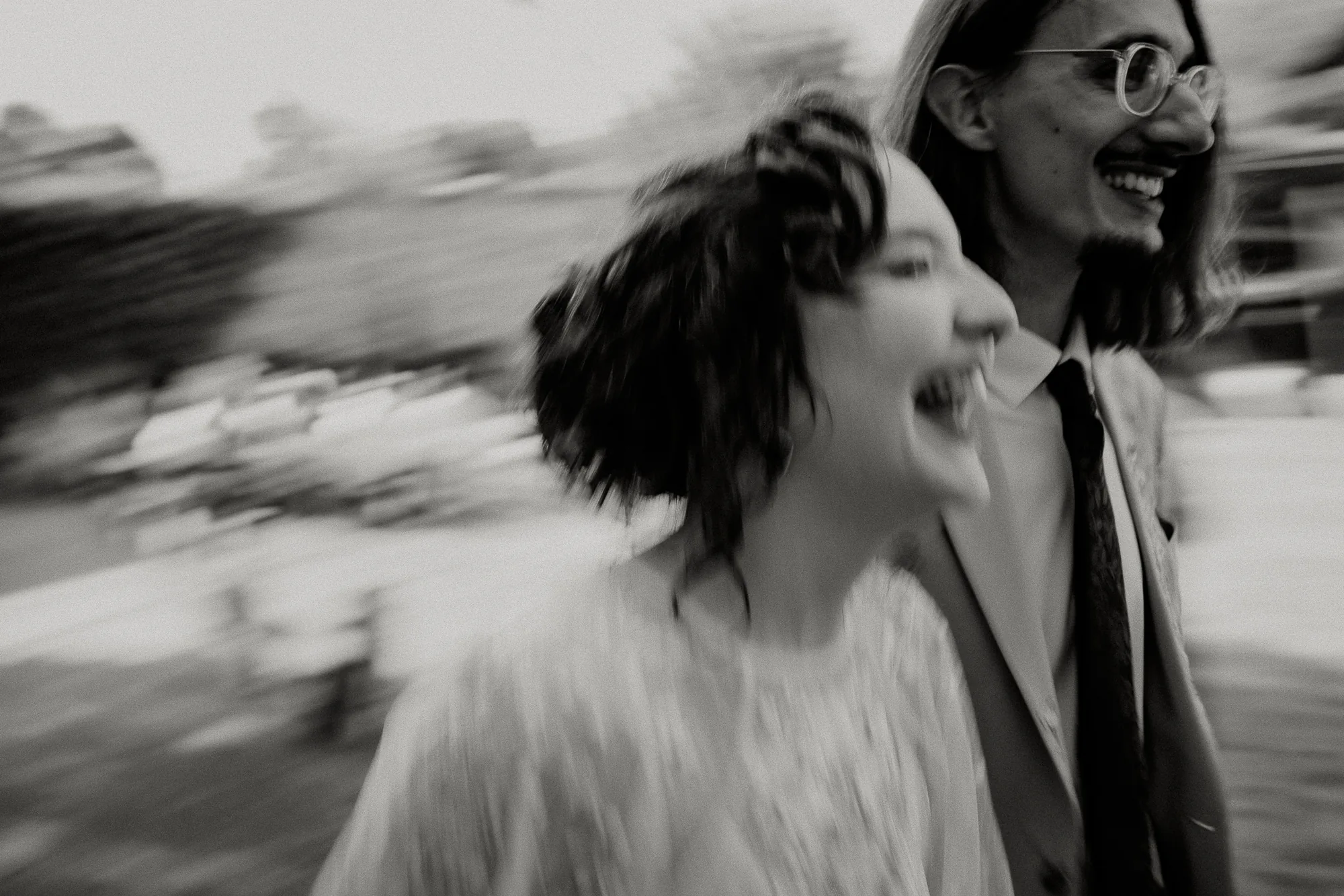 Rire d'une mariée en noir et blanc