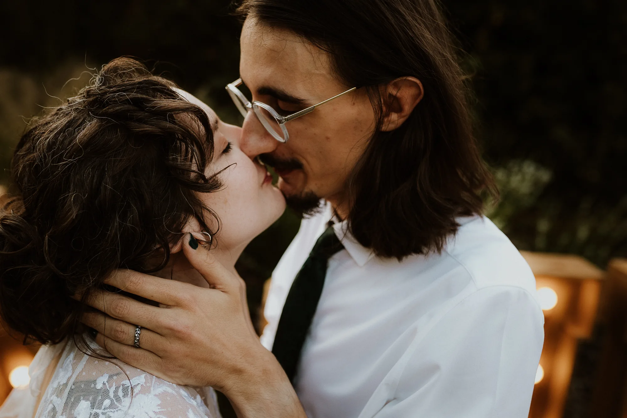 Baiser des mariées en fin de journée